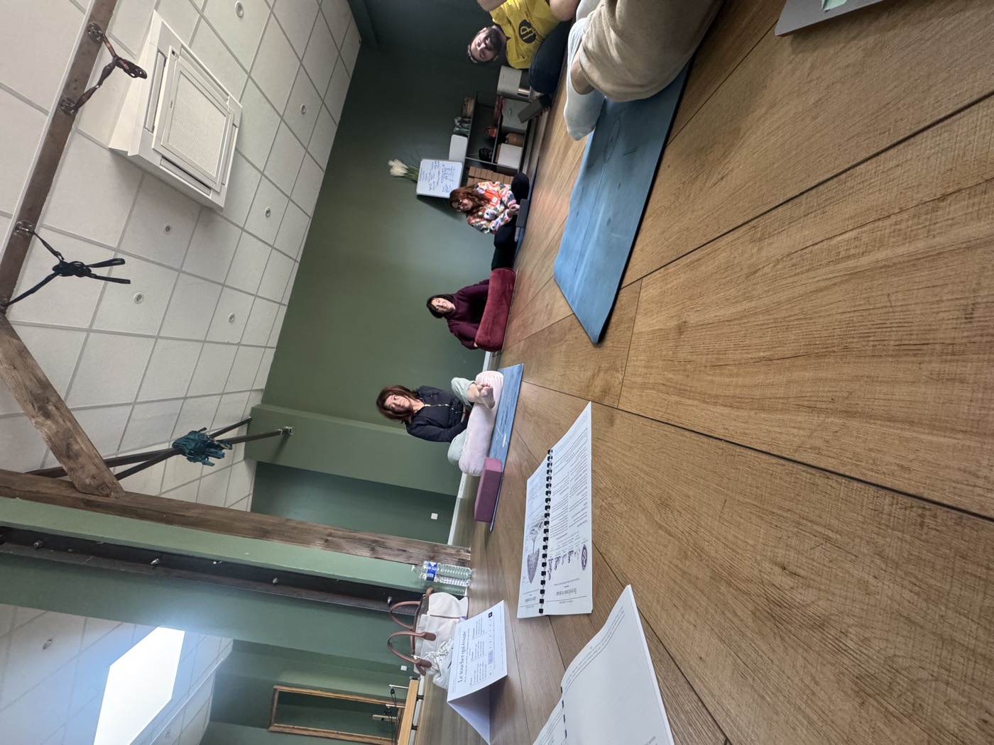 Petit groupe assis sur des tapis pendant l'atelier Reset Nuit